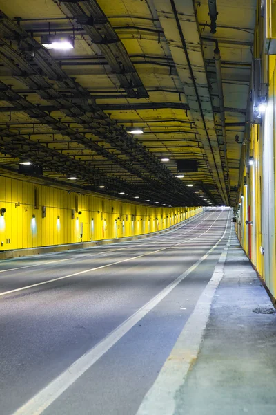 Nowoczesny tunel drogowy pojazdów transportu — Zdjęcie stockowe