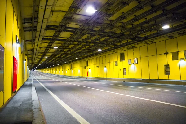 Tunnel moderne pour le transport de véhicules routiers — Photo