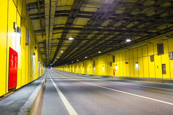 Moderne tunnel voor het wegvervoer voertuigen — Stockfoto