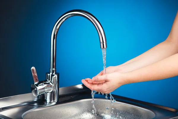 Grifo mezclador con agua y lavarse las manos — Foto de Stock