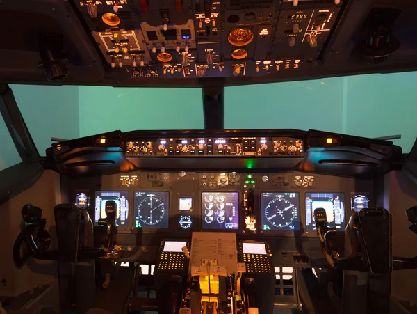 Innenraum des selbstgebauten Flugsimulator-Cockpits — Stockfoto