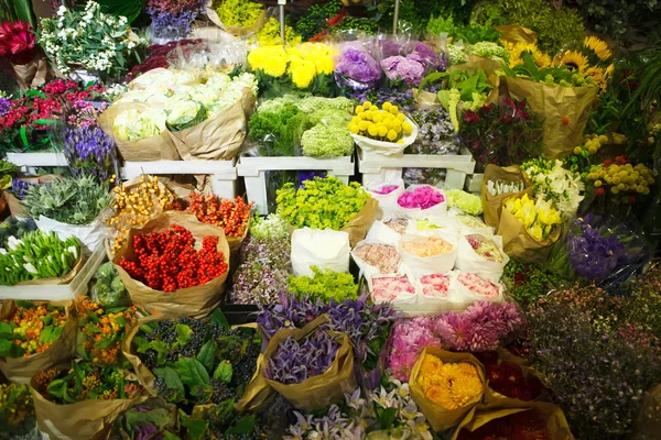 Veelheid van kleur bloemen op de groothandelsmarkt — Stockfoto