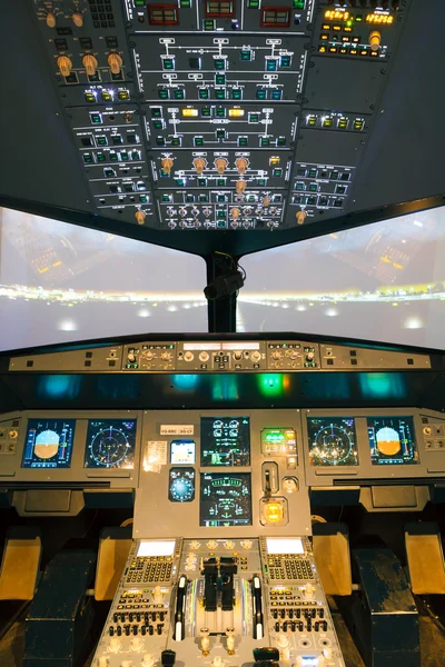 Binnenkant van zelfgemaakte vlucht simulator cockpit — Stockfoto