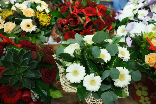 Vielzahl farbiger Blumen auf dem Großmarkt — Stockfoto