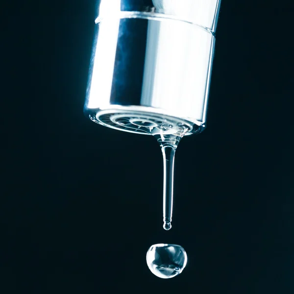 Gota de agua en el grifo, vista macro — Foto de Stock