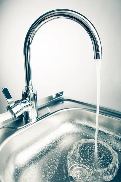 Robinet mélangeur avec eau courante — Photo