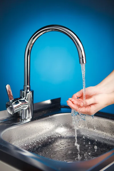Grifo mezclador con agua y lavarse las manos — Foto de Stock