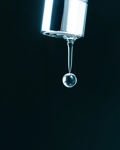 Wassertropfen am Wasserhahn, Makroansicht — Stockfoto