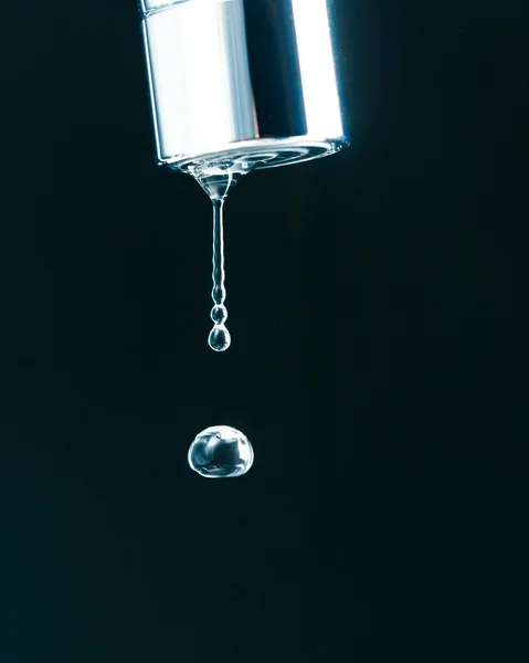 Wassertropfen am Wasserhahn, Makroansicht — Stockfoto