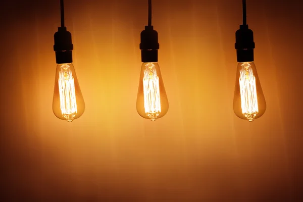 Tre lampadine vintage con luce calda — Foto Stock
