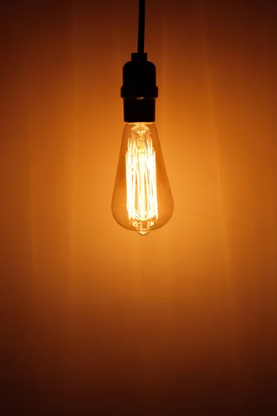 Lámpara de bombilla eléctrica vintage con luz cálida —  Fotos de Stock