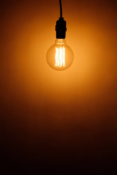 Lámpara de bombilla eléctrica vintage con luz cálida — Foto de Stock