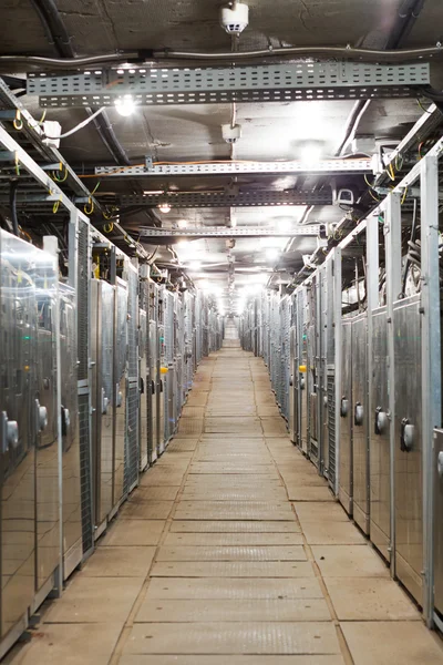 Elektriska lådor korridor av industribyggnad — Stockfoto