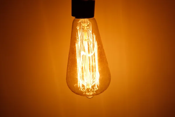 Lámpara de bombilla con luz cálida — Foto de Stock