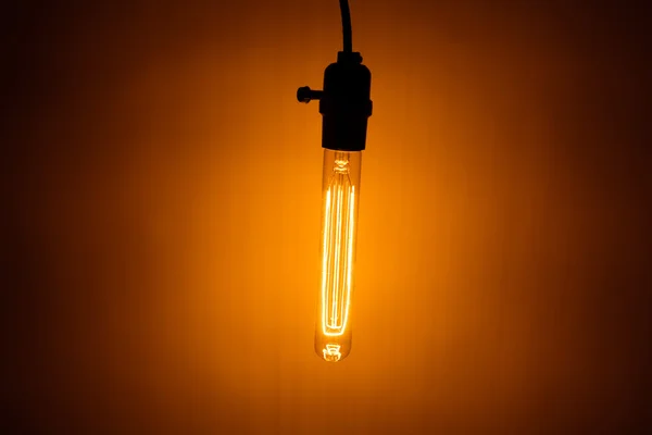 Lampe ampoule avec lumière chaude — Photo