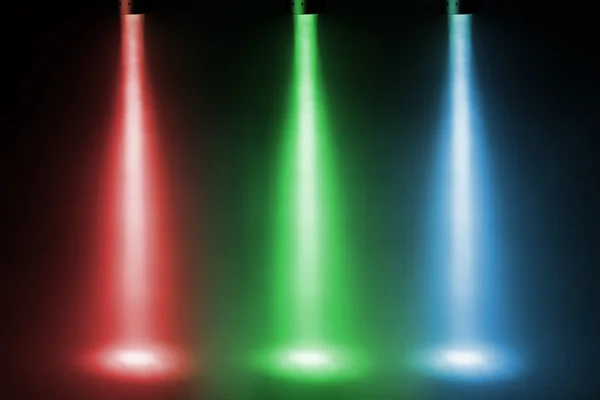 Drei farbige Scheinwerfer auf der Bühne — Stockfoto