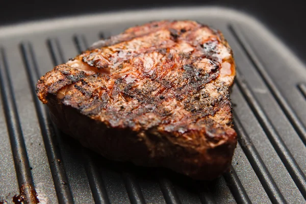 Frisch gebratenes Steak auf einer Grillpfanne — Stockfoto