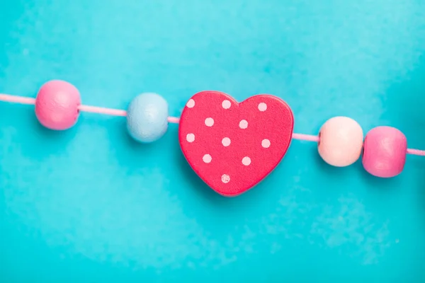 Brinquedo coração forma no fundo azul — Fotografia de Stock