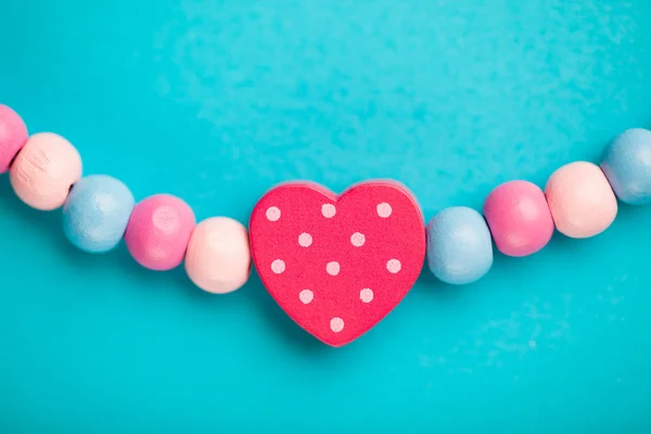 Forma de corazón de juguete sobre fondo azul — Foto de Stock