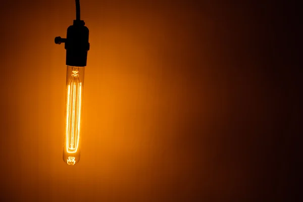 Lampada a lampadina con luce calda — Foto Stock