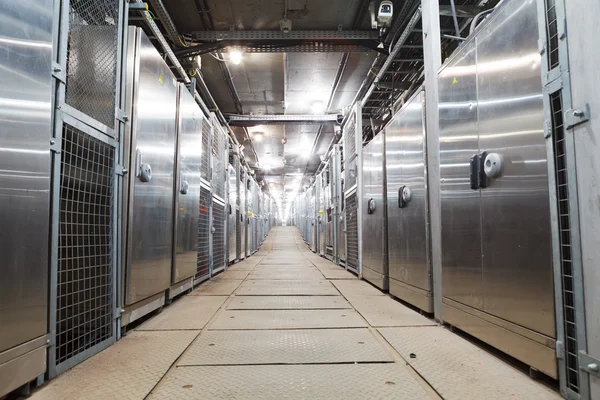 Elektrische vakken corridor van industrieel gebouw — Stockfoto