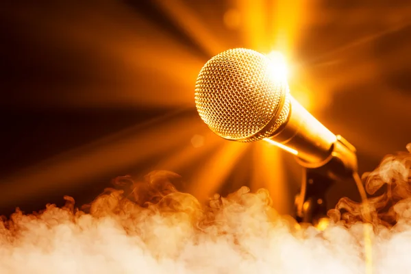 Microfone dourado no palco com fumaça — Fotografia de Stock