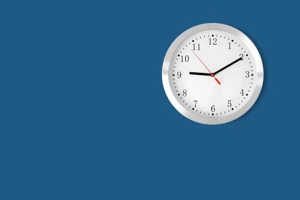 Klassisk klocka på blå bakgrund med kopia-utrymme — Stockfoto