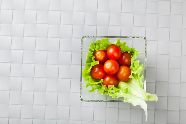 Verdure fresche su piatto, posto grigio sfondo opaco — Foto Stock