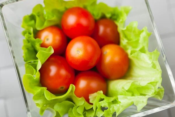 Verdure fresche su piatto, posto grigio sfondo opaco — Foto Stock