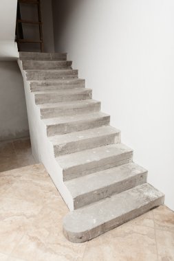 Beton merdiven yapım aşamasında