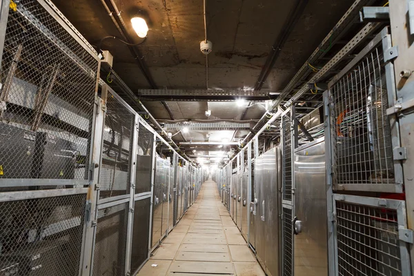 Elektrische vakken corridor van industrieel gebouw — Stockfoto