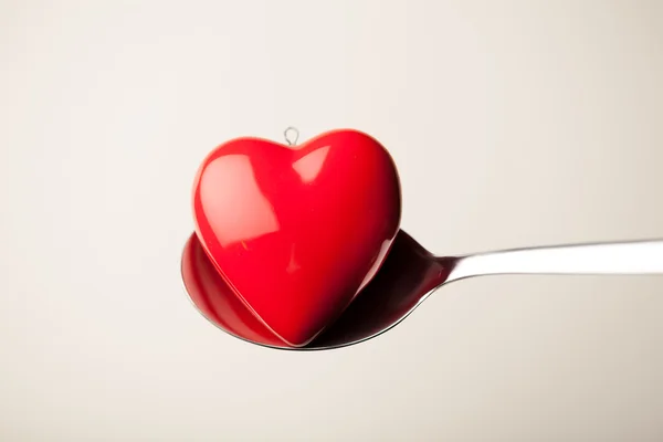 Forma de coração vermelho na colher — Fotografia de Stock