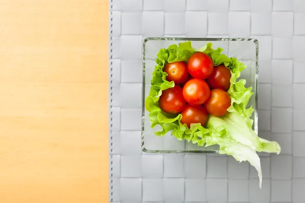 Fresh vegetables on plate, grey place mat background — Stock Photo, Image