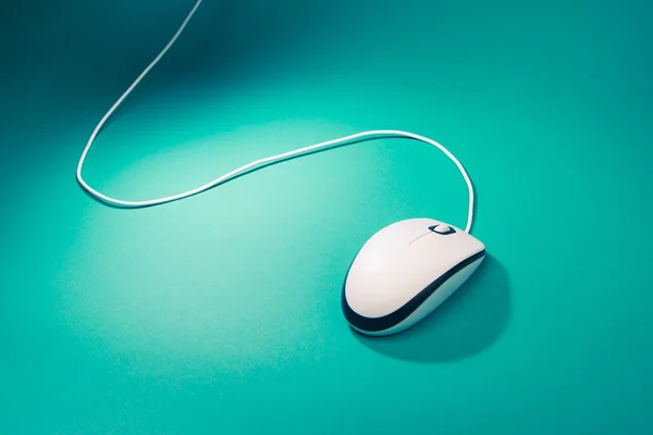 Mouse computador no fundo esmeralda — Fotografia de Stock