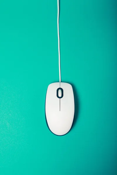 エメラルドの背景をコンピューターのマウス — ストック写真