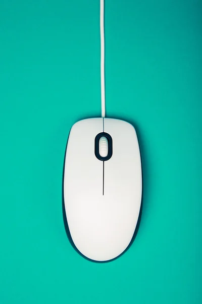 エメラルドの背景をコンピューターのマウス — ストック写真