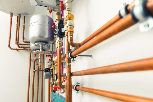 Engenharia de tubos de cobre na sala de caldeiras — Fotografia de Stock