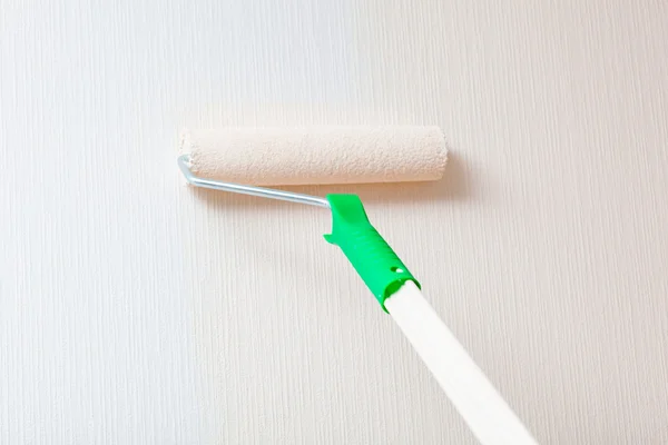 Väggmålning med paint roller — Stockfoto