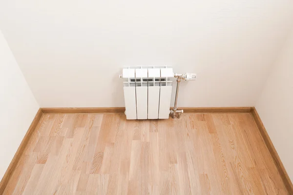 Опалювальний радіатор вдома — стокове фото
