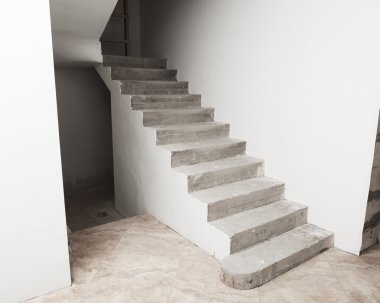 Beton merdiven yapım aşamasında