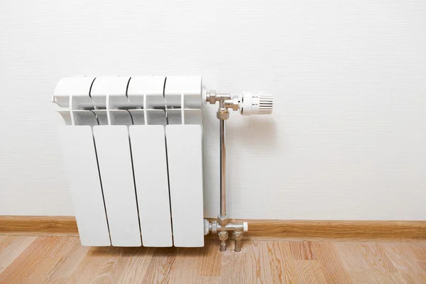 Radiatore di riscaldamento a casa — Foto Stock