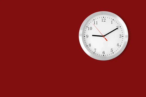 Reloj clásico sobre fondo rojo con espacio de copia — Foto de Stock