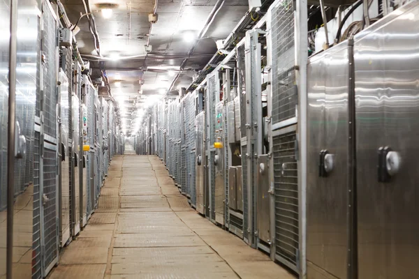 Elektrische vakken corridor van industrieel gebouw — Stockfoto