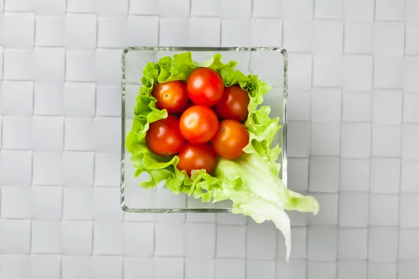 Verdure fresche su piatto, posto grigio sfondo opaco — Foto Stock