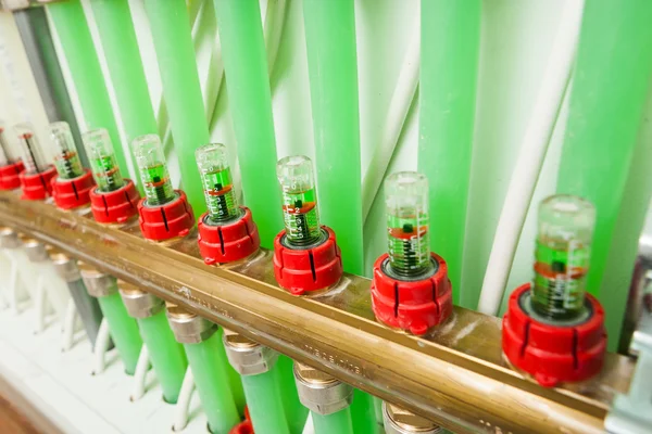 Sistema de controle de aquecimento por piso radiante na sala da caldeira — Fotografia de Stock