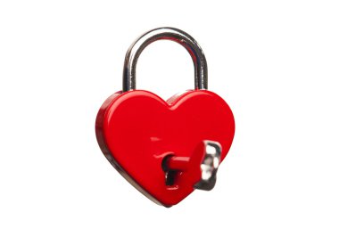 kapalı kilit, üzerinde beyaz izole kalp şeklinde