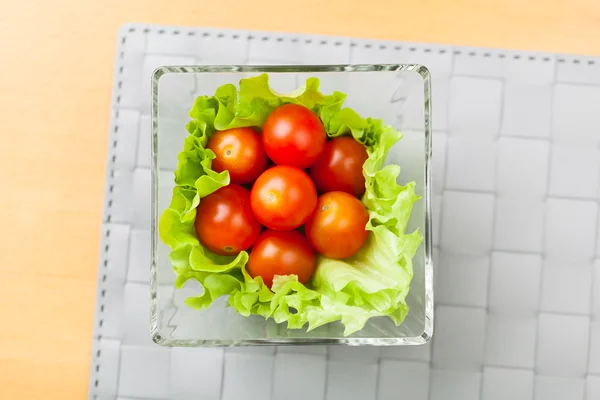 Fresh vegetables on plate, grey place mat background — Stock Photo, Image