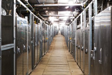 Endüstriyel binanın elektrik kutuları koridor