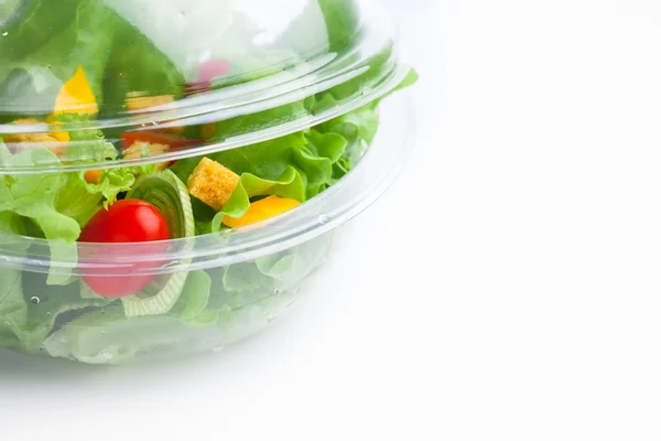 Salade de légumes frais en récipient plastique — Photo