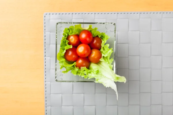 Verdure fresche su piatto, posto grigio sfondo opaco — Foto Stock